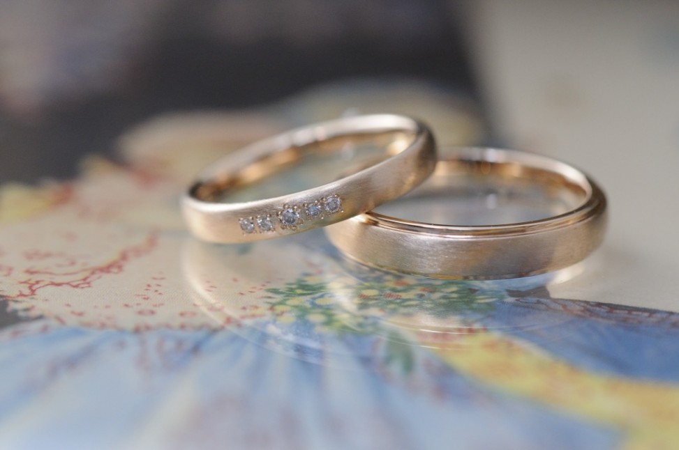 ローズゴールドのビンテージ風結婚指輪