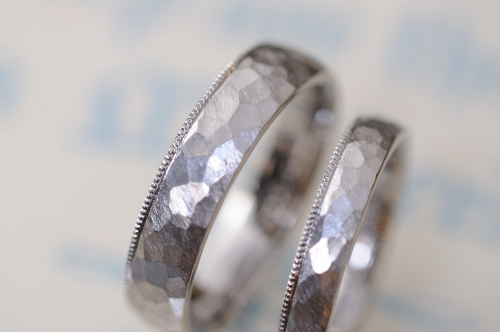 ホワイトゴールドの鎚目とミルの結婚指輪