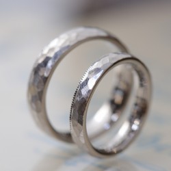 ホワイトゴールドの鎚目とミルの結婚指輪