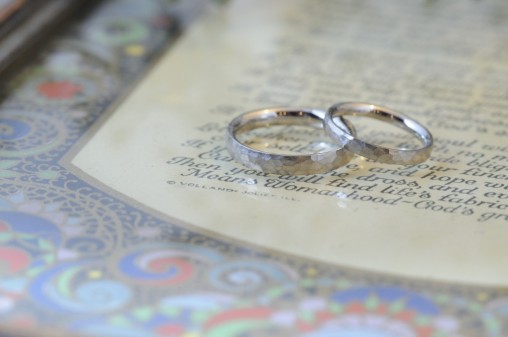プラチナの鎚目結婚指輪