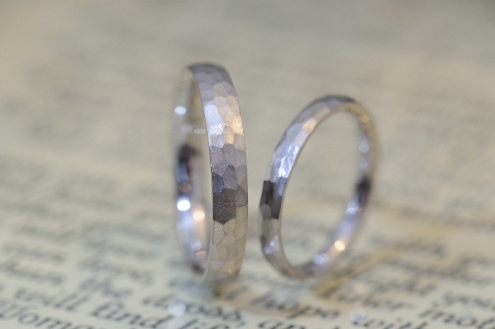 プラチナの鎚目結婚指輪