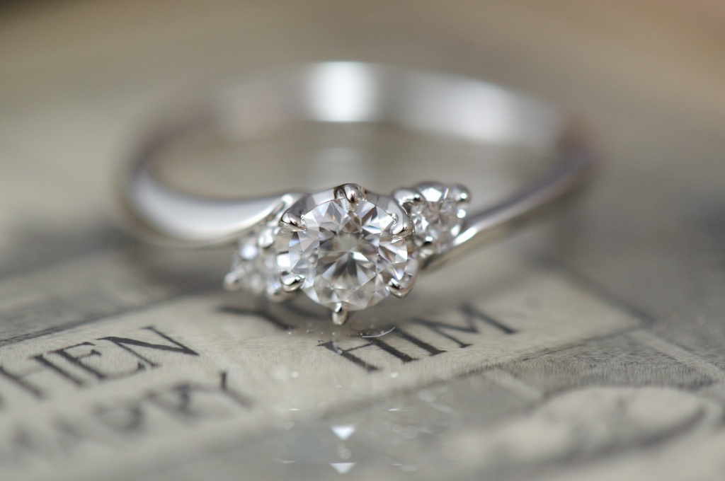 〔婚約指輪〕ウェーブリングと3つのダイヤモンド | 福永宝飾店 ブライダル