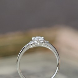 プラチナウェーブ3ストーンの婚約指輪