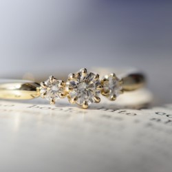 3ピースストーンの婚約指輪