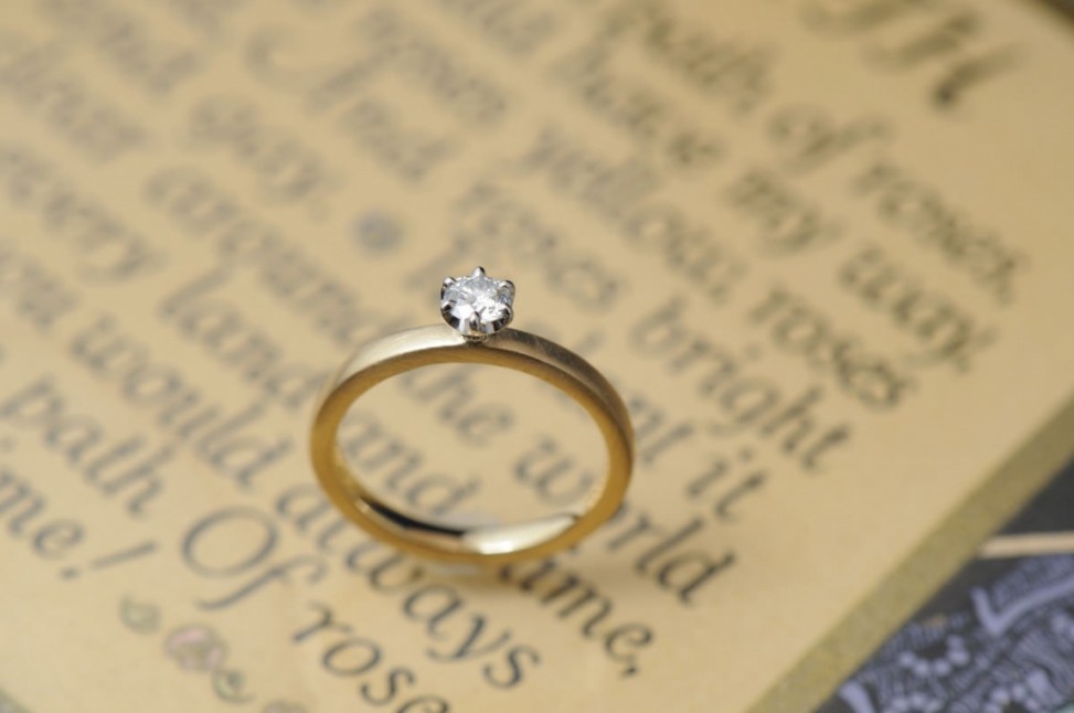 襞襟コンビの婚約指輪