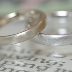 シャンパンとプラチナとマットの結婚指輪