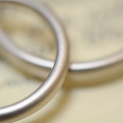 サンドブラストとシャンパンゴールドの結婚指輪