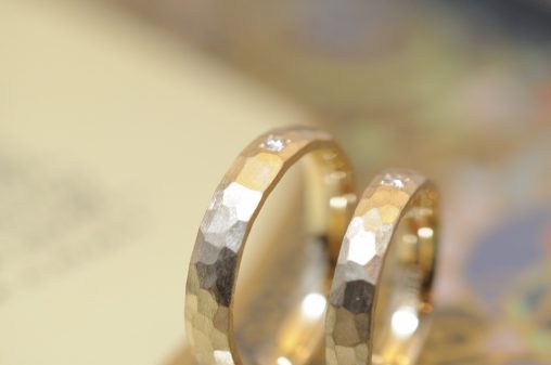 ゴールドの鎚目結婚指輪