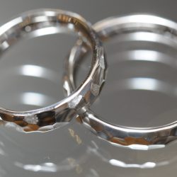 鏡面鎚目のオーダーメイド結婚指輪