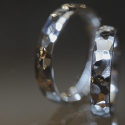鏡面鎚目のオーダーメイド結婚指輪