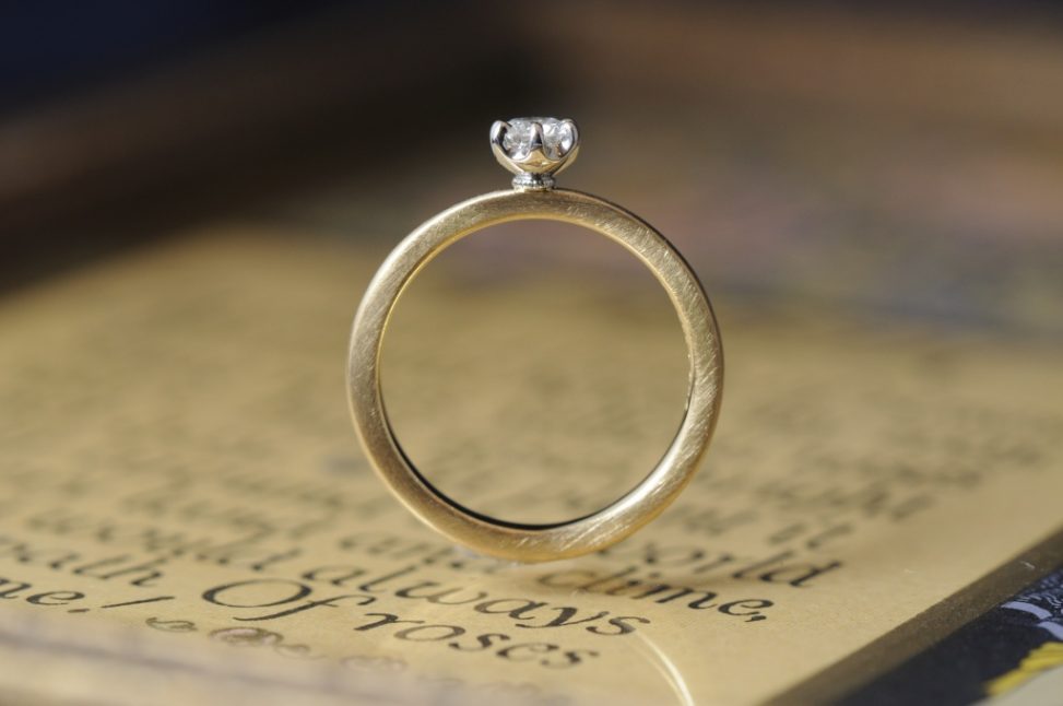 襞襟コンビ婚約指輪