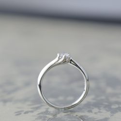 プラチナウェーブ婚約指輪