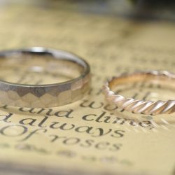 ツイストと鎚面の結婚指輪