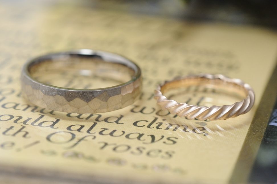 ツイストと鎚面の結婚指輪