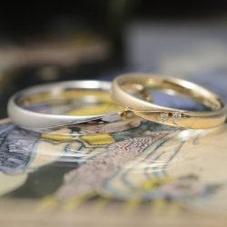 プラチナゴールドとサンドブラストの結婚指輪