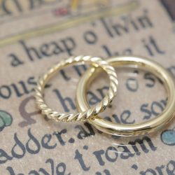 ゴールドのツイスト結婚指輪