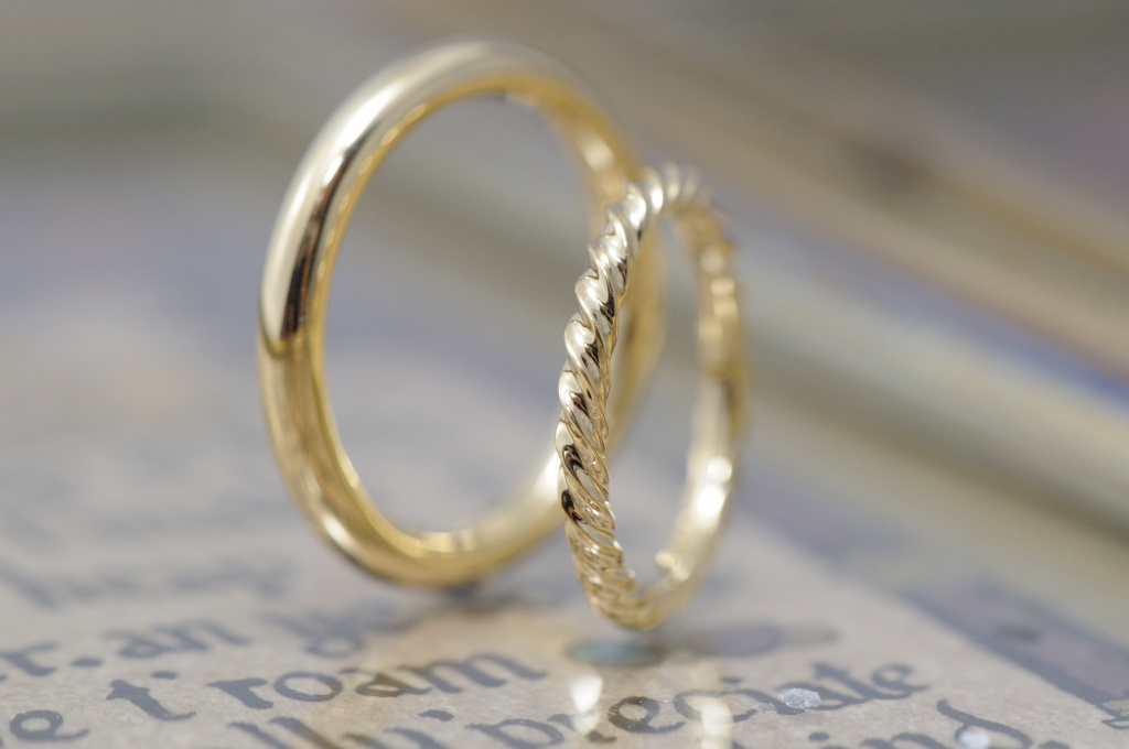 ゴールドのツイスト結婚指輪