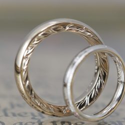 和彫り月桂樹とシャンパンとプラチナの結婚指輪