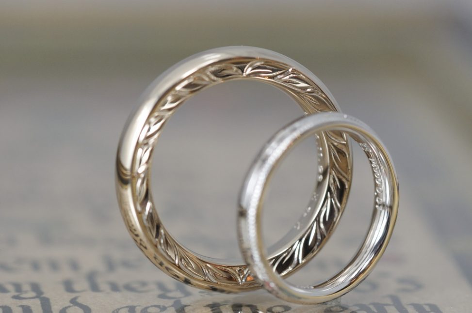 和彫り月桂樹とシャンパンとプラチナの結婚指輪
