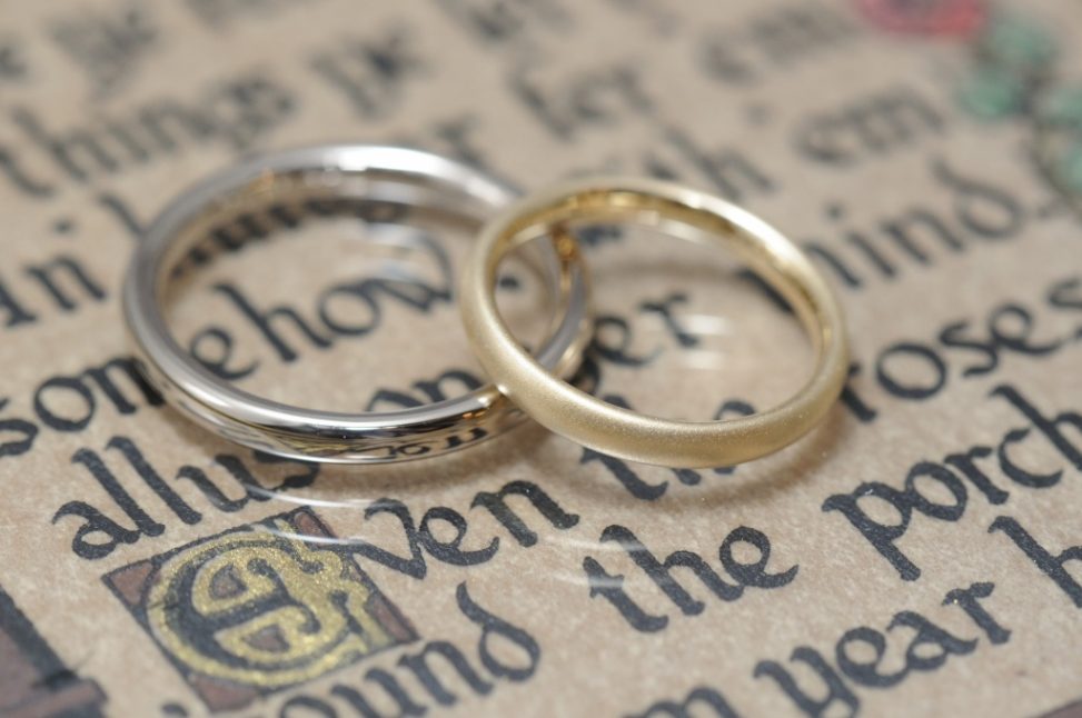 シンプルなプラチナとゴールドの結婚指輪