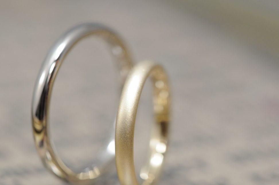 シンプルなプラチナとゴールドの結婚指輪