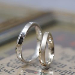 プラチナとシャンパンのウェーブの結婚指輪