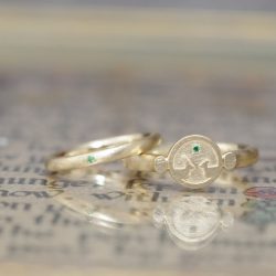 印台リングとエメラルドの結婚指輪