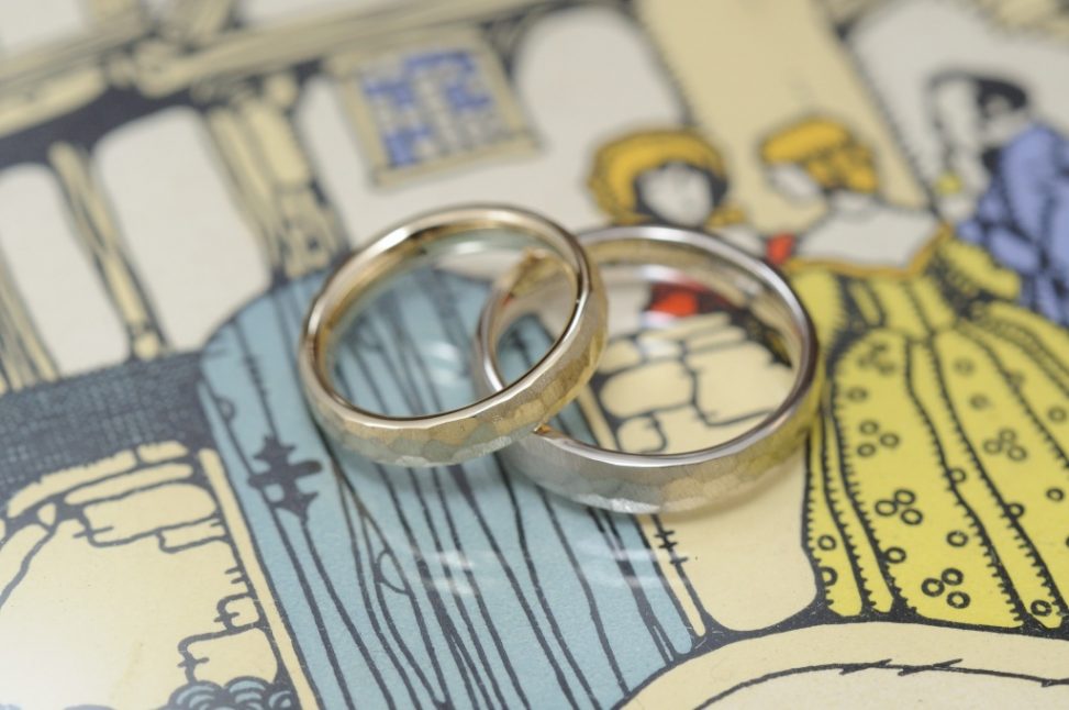 ゴールドとシャンパンの鎚目加の工オーダーメイド結婚指輪