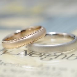 ホワイトとローズゴールドとサンドブラストのオーダーメイド結婚指輪