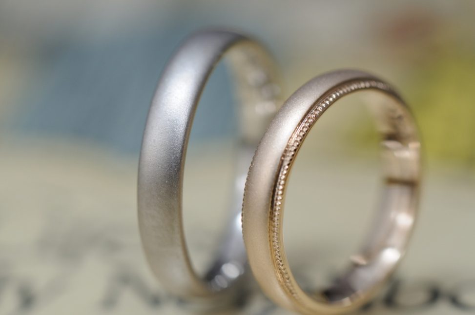 ホワイトとローズゴールドとサンドブラストのオーダーメイド結婚指輪
