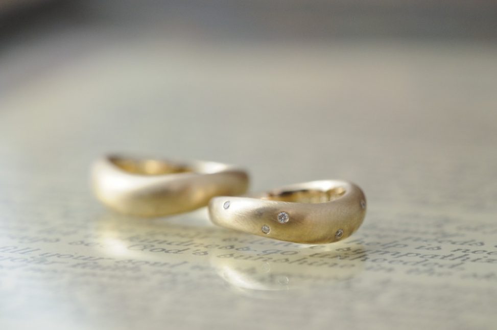 ボリュームありポルカドッツダイヤのオーダーメイド結婚指輪