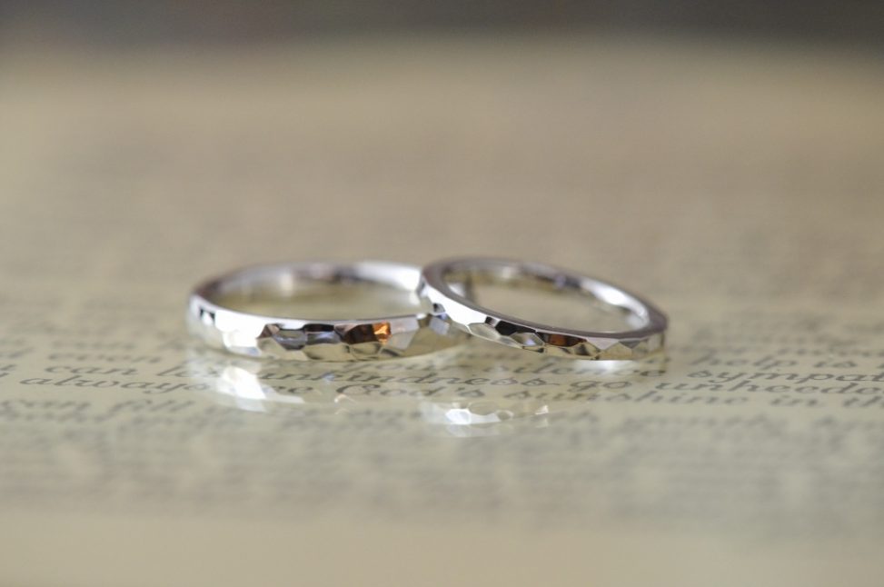 3石ダイヤとハーフ鎚目のオーダーメイド結婚指輪