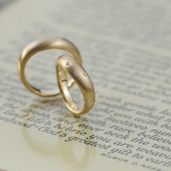 ボリュームありポルカドッツダイヤのオーダーメイド結婚指輪
