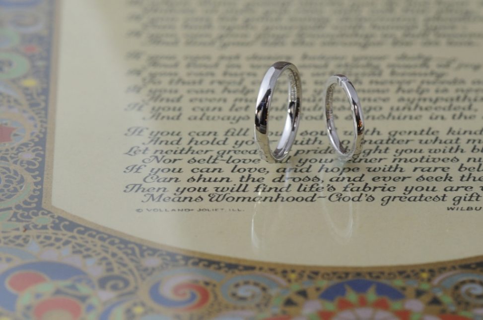 3石ダイヤとハーフ鎚目のオーダーメイド結婚指輪