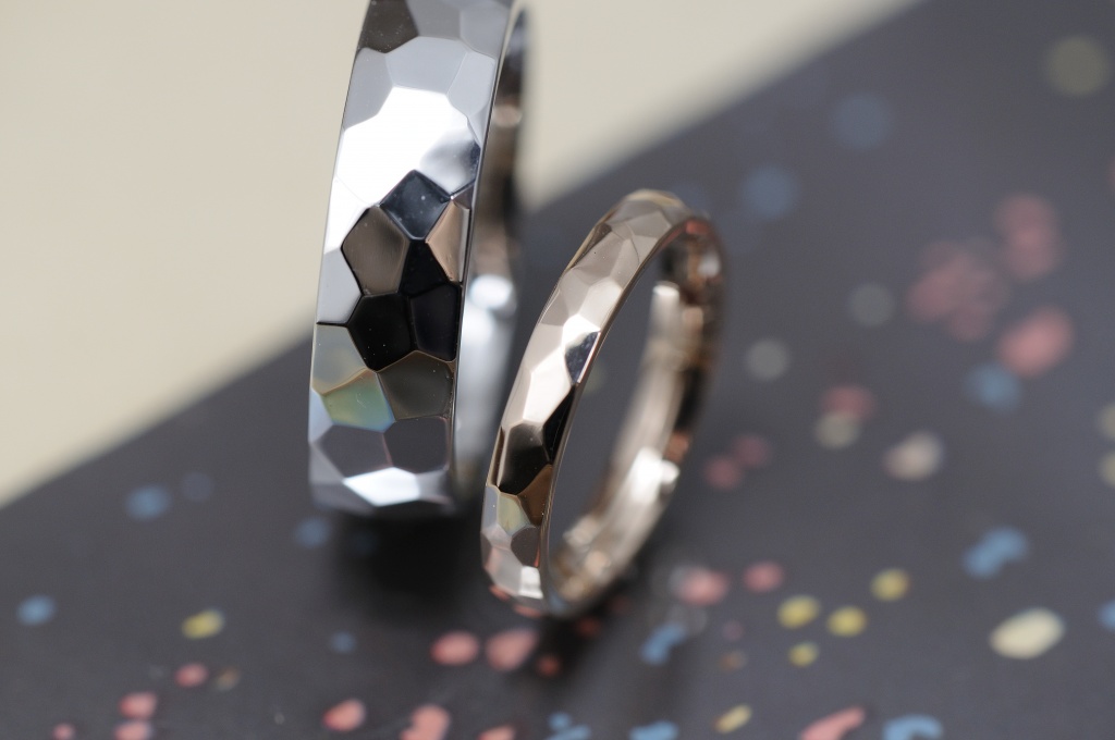 プラチナゴールドの鏡面鎚目のオーダーメイド結婚指輪