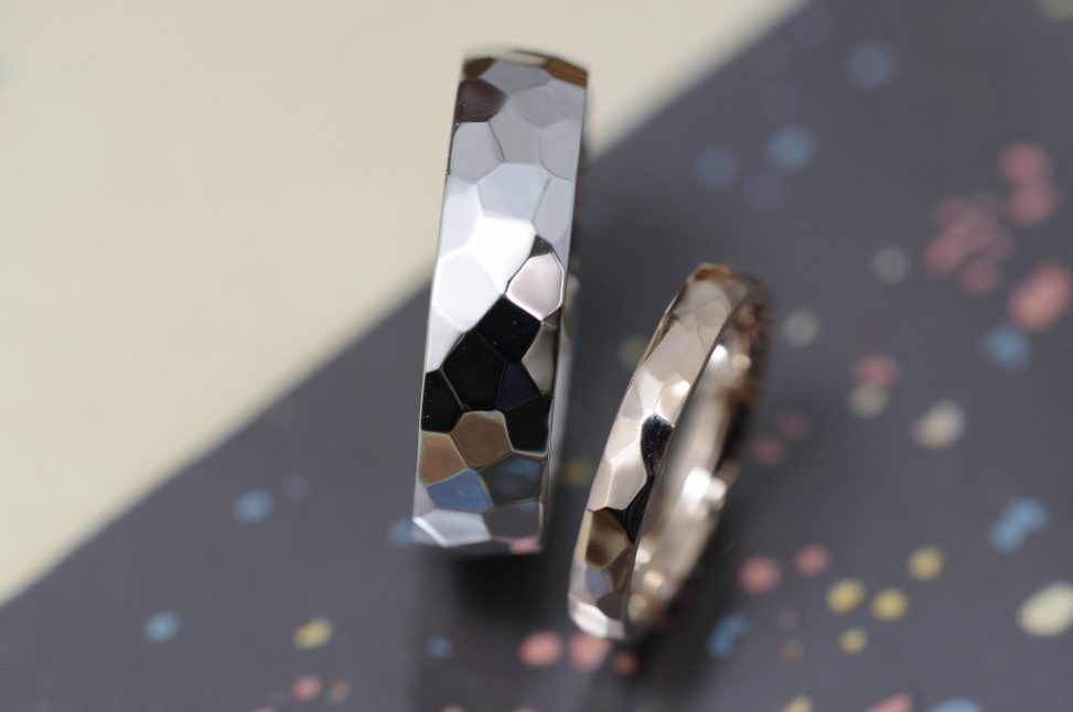 プラチナゴールドの鏡面鎚目のオーダーメイド結婚指輪