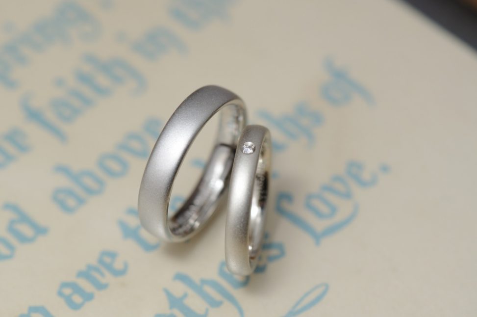 サンドブラストのシンプルなオーダーメイド結婚指輪