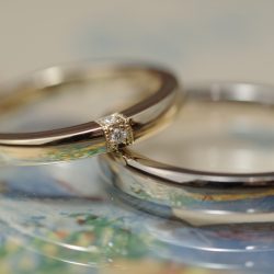 3石ダイヤのクラシカルなオーダーメイド結婚指輪