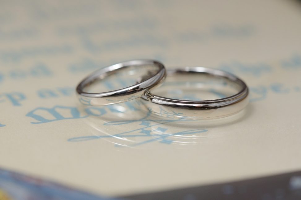 ホワイトゴールドのシンプルオーダーメイド結婚指輪
