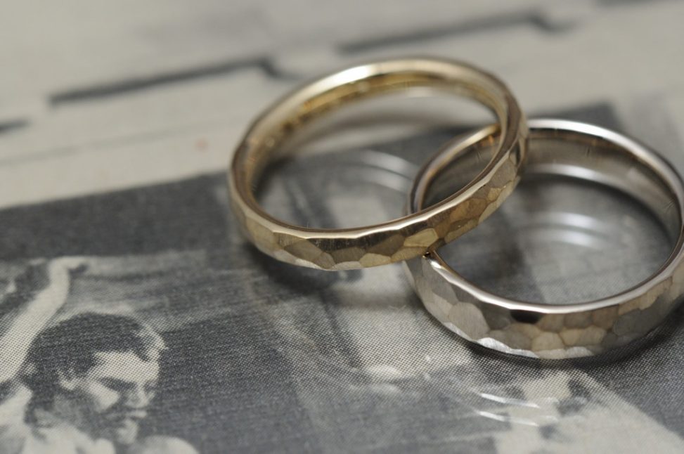 マット鎚目のオーダーメイド結婚指輪