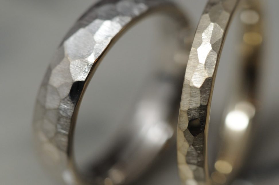 マット鎚目のオーダーメイド結婚指輪