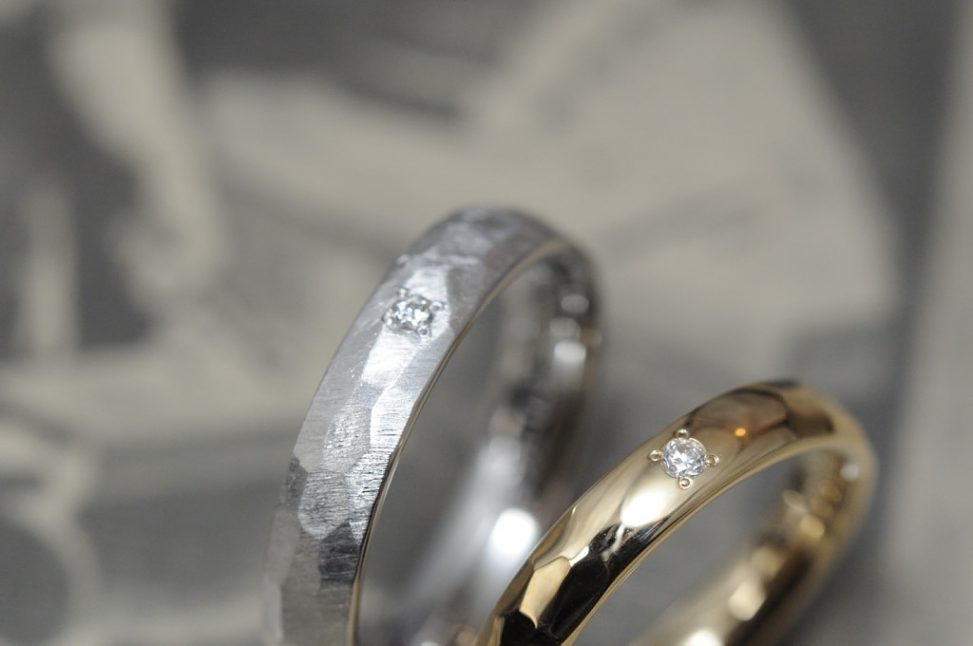 ゴールドプラチナペアの鎚目のオーダーメイド結婚指輪