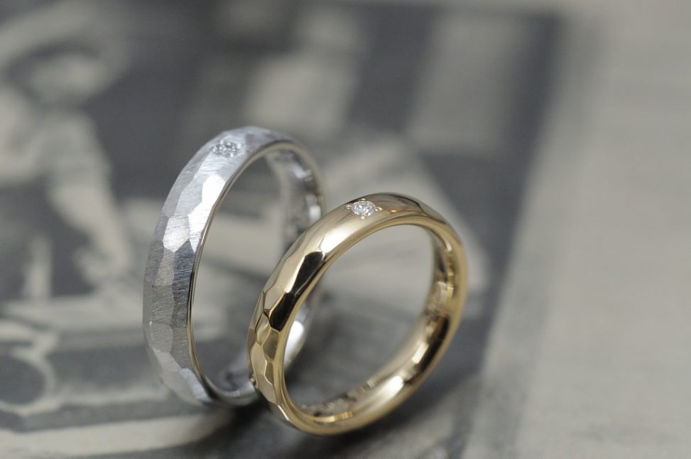 ゴールドプラチナペアの鎚目のオーダーメイド結婚指輪