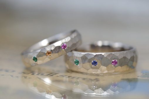 ボリューム鎚目とカラーストーンのオーダーメイド結婚指輪