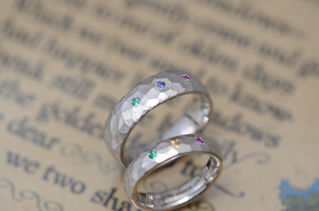 ボリューム鎚目とカラーストーンのオーダーメイド結婚指輪