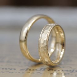ゴールド鎚目にダイヤモンドとミルのオーダーメイド結婚指輪