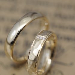ゴールド鎚目にダイヤモンドとミルのオーダーメイド結婚指輪
