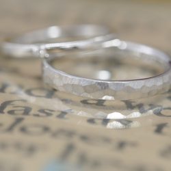ミルと鎚目とダイヤのオリジナル結婚指輪