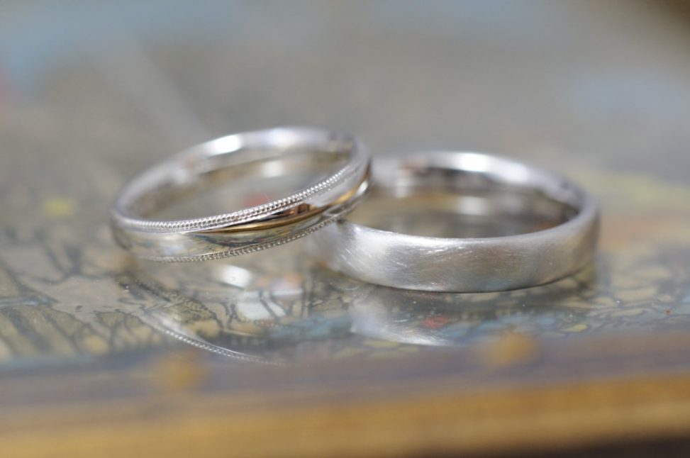 プラチナとミルグレインのシンプルなオーダーメイド結婚指輪