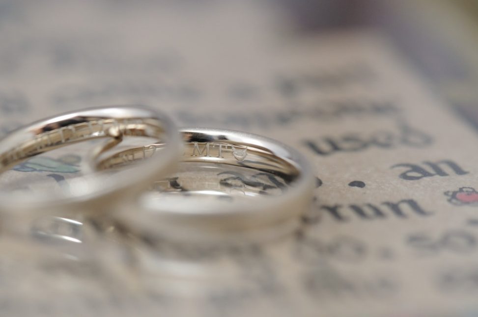 シャンパンゴールドとサンドブラストのオーダーメイド結婚指輪